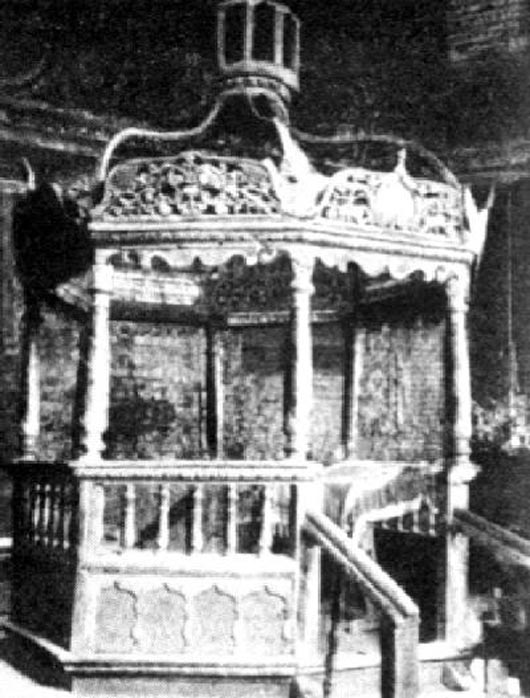 8. La Bima de la synagogue de Gwozdziec avant sa destruction.