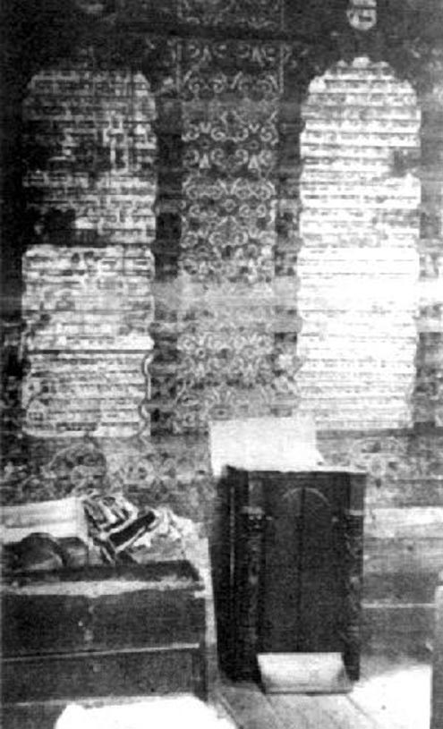 10. La Bima de la synagogue de Jablonow avant sa destruction, qui fait face au mur des donateurs.