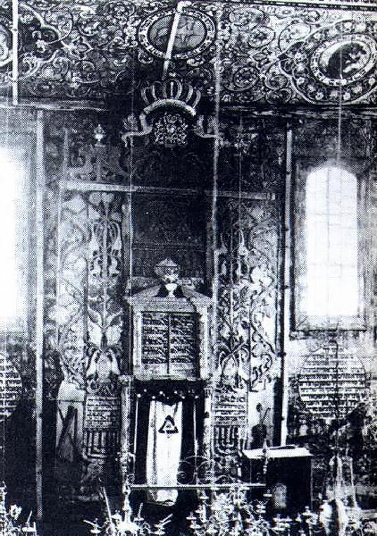 17. La Bima de la synagogue de Khodorov avant sa destruction par les nazis.