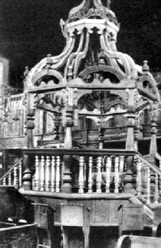 19. La Bima de la synagogue de Konskie avant sa destruction par les nazis.