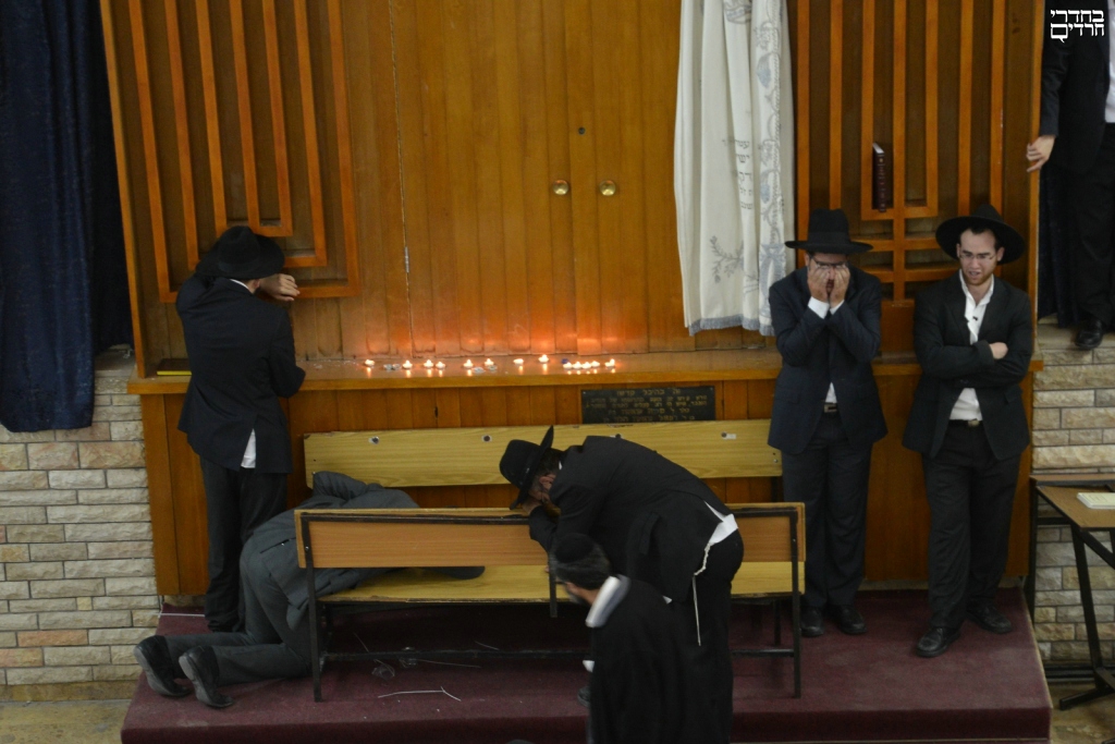 3. L'arche sainte s'est brisée. Le deuil se fait ressentir dans toute l'enceinte du Beit Hamidrash et Yéchiva Porat Yoss...