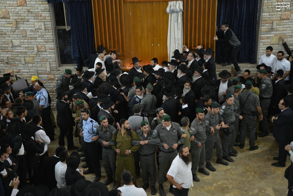 6. Cordon de sécurité autour du Rav avant la sortie du corps pour les oraisons funèbres à l'extérieur de l'enceinte du B...