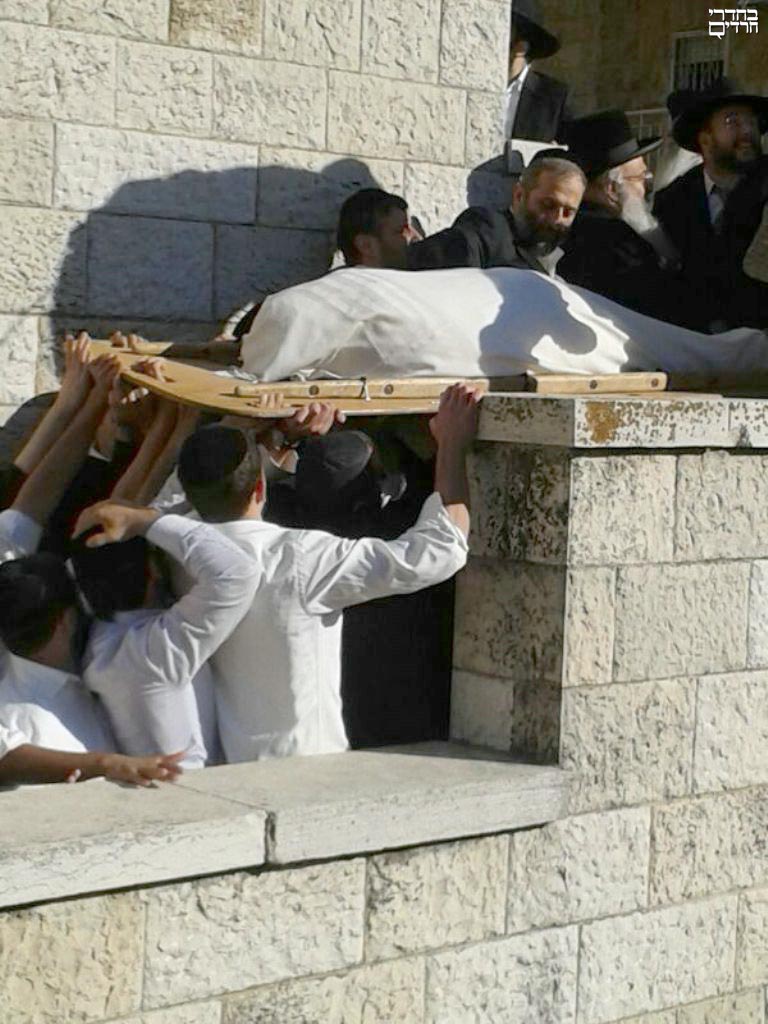 1. Le transport du corps du Gaon Rav Ovadia Zal vers le cimetière.