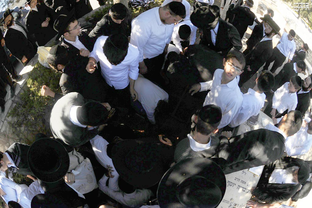4. pho0031-enterrement-rav-ovadia-4.
