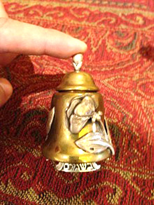 5. On peut lire le mot Bessamim en hébreu signifiant parfum.