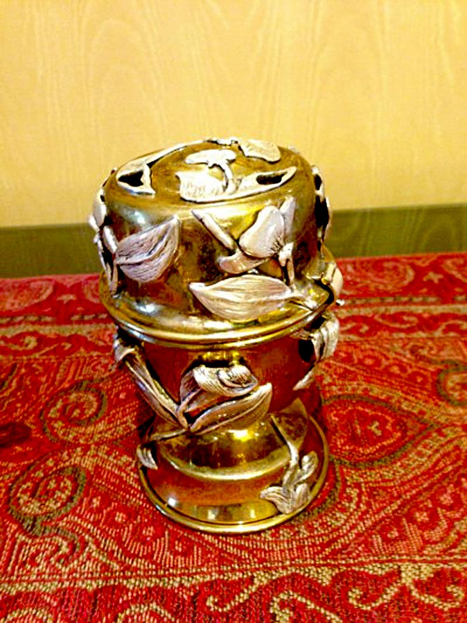 10. Le corps de la théière sert de boite à Etrog (Fête de Souccot).