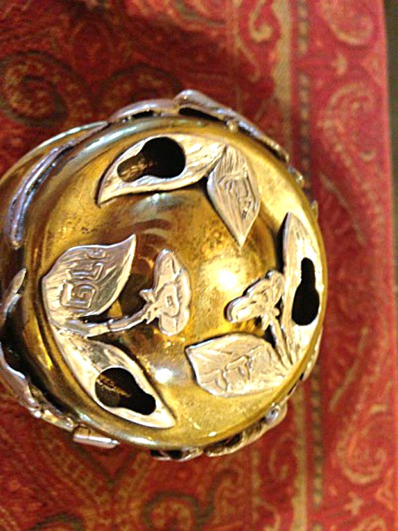 11. On peut lire l’inscription Pri Ets Adar qui se réfère à l’Etrog (Cédrat).