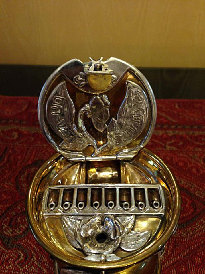 17. Une Hanoukkia.