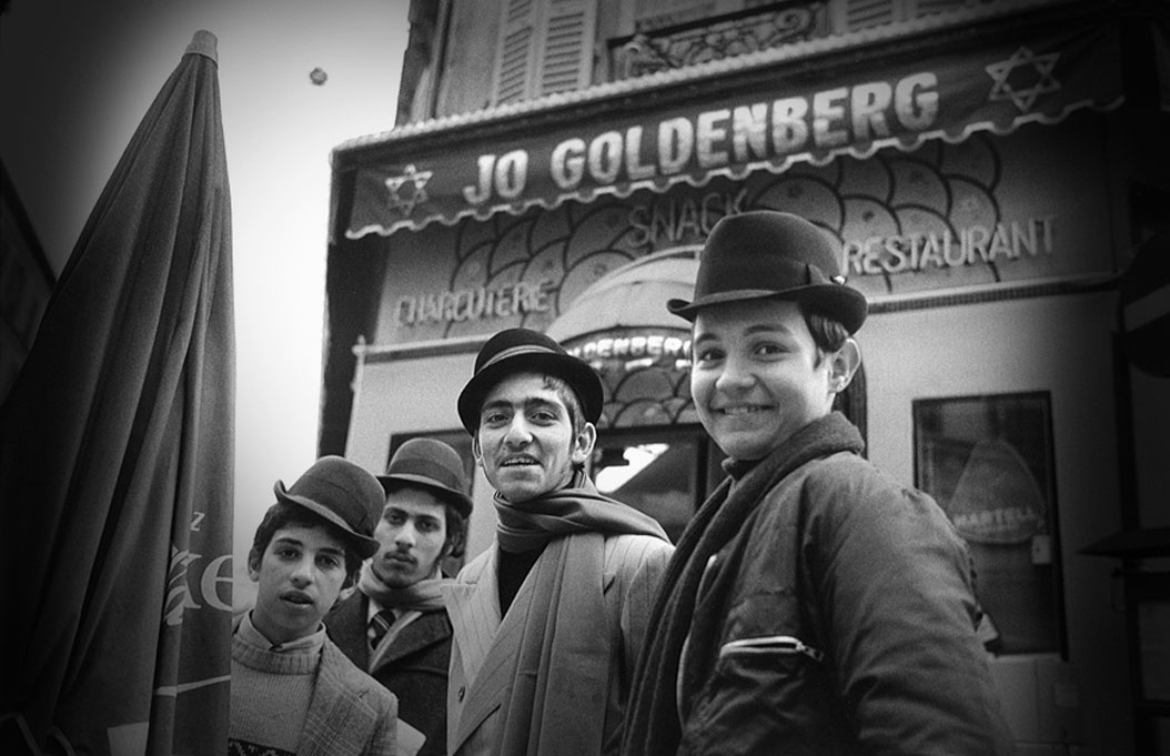 1. Devant le restaurant Jo Goldenberg. Angle du 7, rue des Rosiers et du 18, rue Ferdinand Duval, 1975.