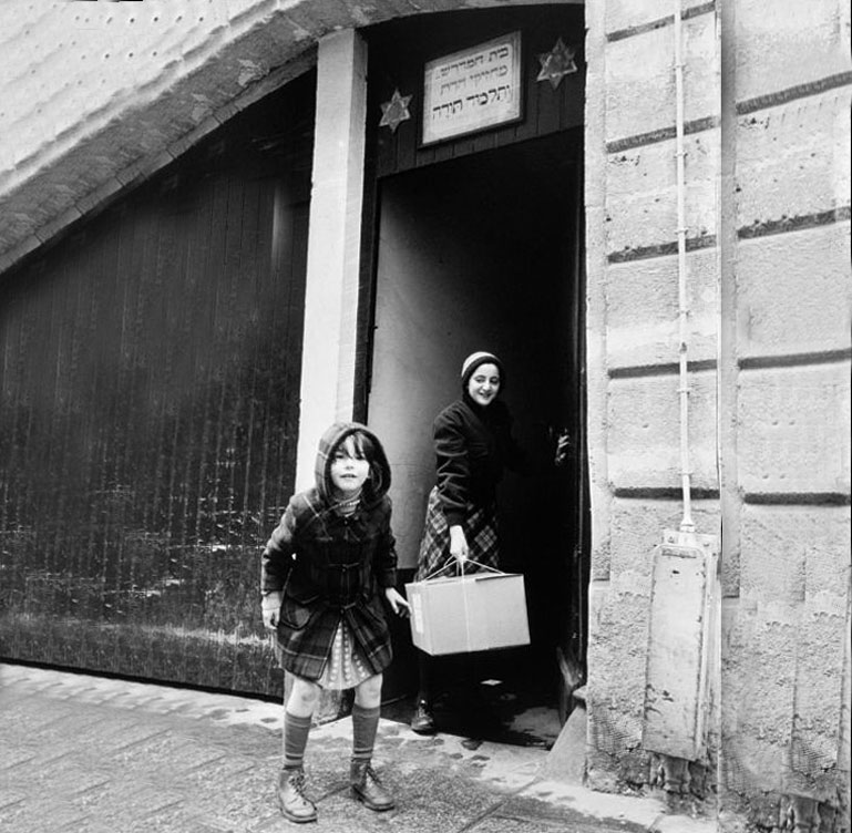 2. Devant le Talmud Torah Mahziké Hadat au 17, rue des Rosiers, 1975.
