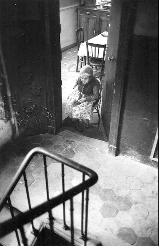 5. Rosa Tzewick, rescapée d’Auschwitz, 2e étage du 19, rue des Rosiers, 1974.