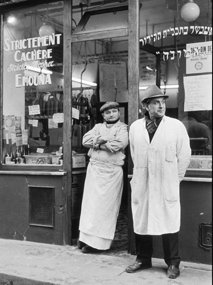 8. Boucherie Emouna, 25, rue des Rosiers, 1975. M. Emouna et Pierrot devant la boutique.