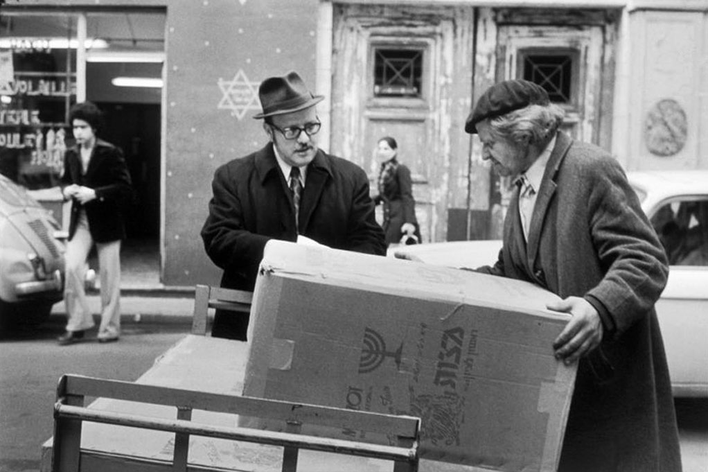 15. Devant la boucherie de Michel Hayot, 32, rue des Rosiers, 1975.