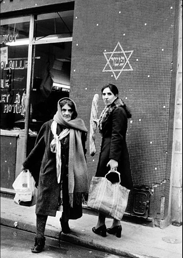16. Devant la boucherie de Michel Hayot, 32, rue des Rosiers, 1975.
De gauche à droite, Mme Maarek et Mme Hachana Sella...