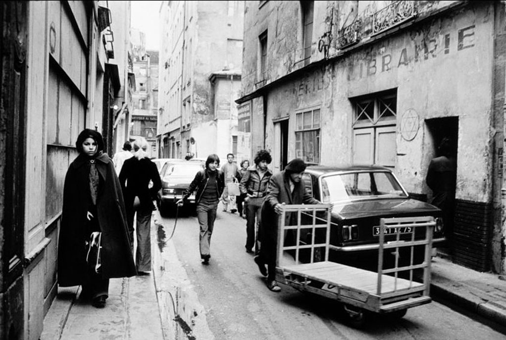 20. Devant les 44 et 46 rue des Rosiers, 1975.