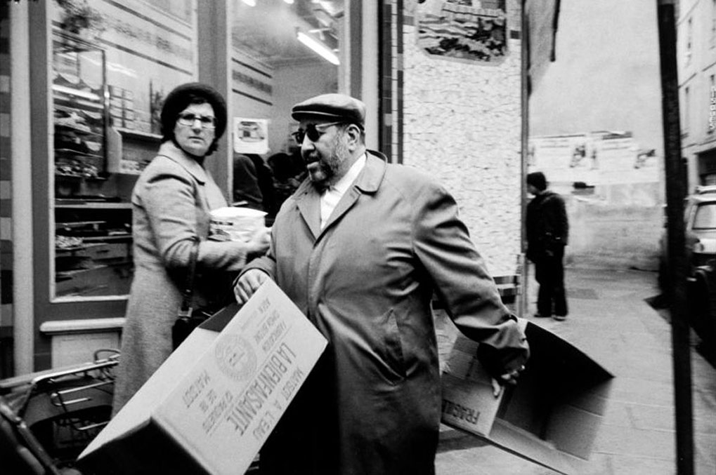 26. Devant la boulangerie Finkelsztajn, Angle du 24, rue des Rosiers et du 19, rue des Écouffes, 1975. Portant des carto...