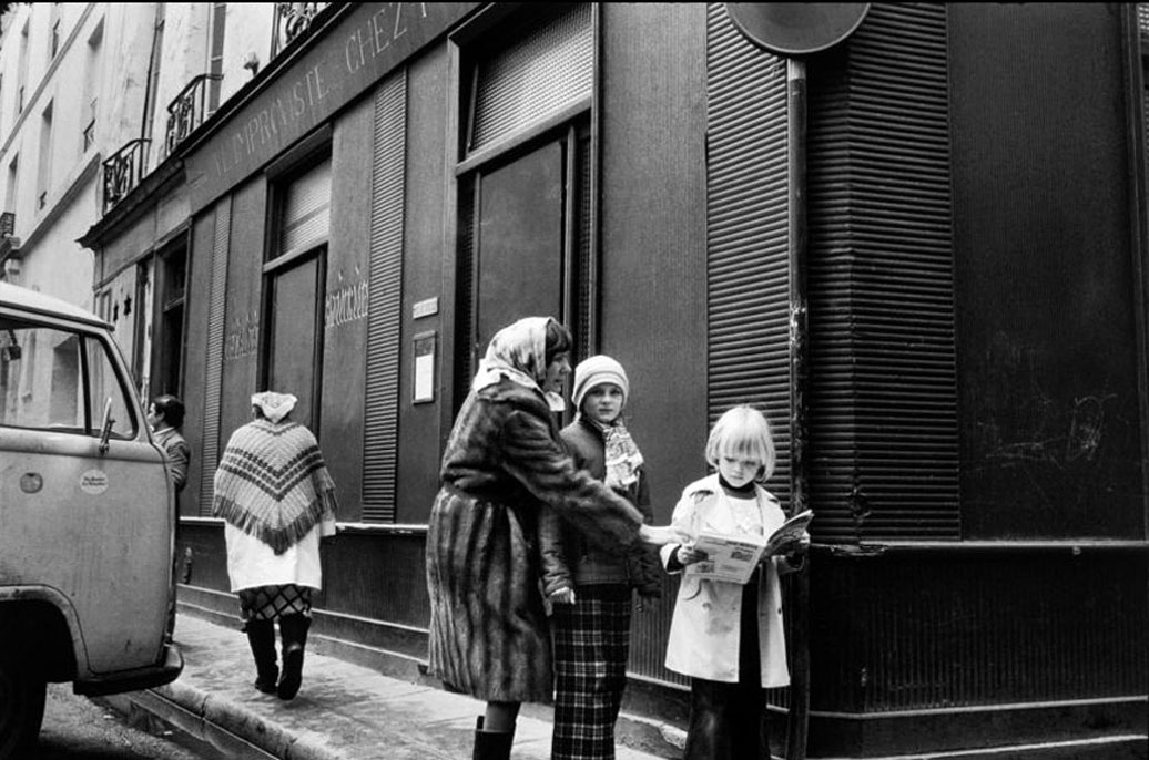 27. Devant le restaurant À l’Improviste - Chez Francis, Angle de la rue des Écouffes et de la rue des Rosiers, 1975.