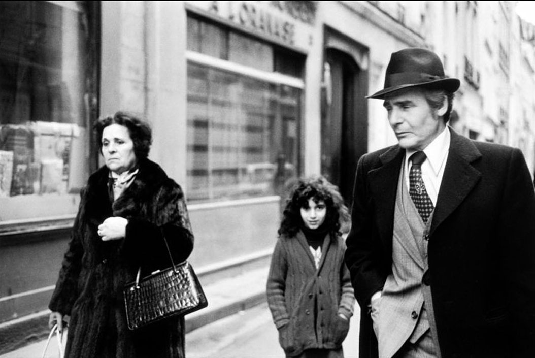 30. Devant la boucherie Norbert Tordjman, À l’Oranaise, 7, rue des Écouffes, 1975. Au centre, Isabelle Zeitoun, à droite...