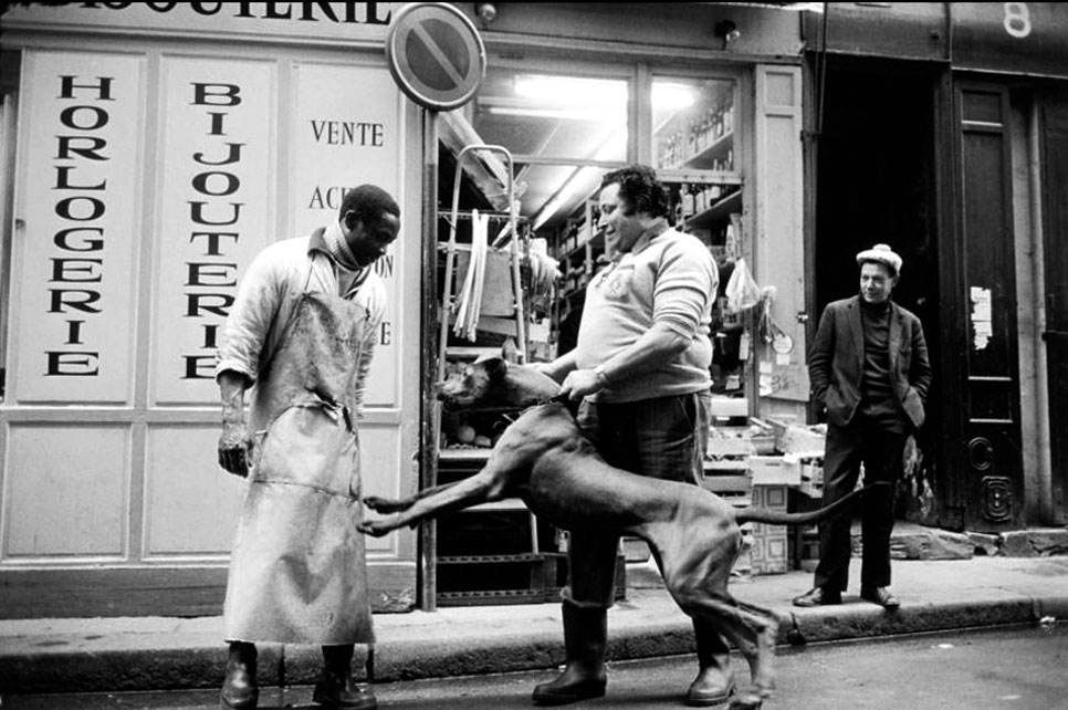 32. 10, rue des Écouffes, 1975. Léon Demoléon et Norbert Tordjman avec son chien.