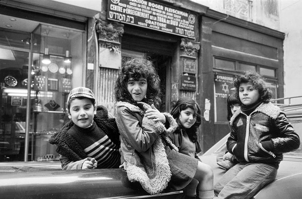 34. 18, rue des Écouffes, 1975. Au premier plan, Isabelle Zeitoun et Nathalie Abitbol, et juste derrière elle, Émilie Ze...