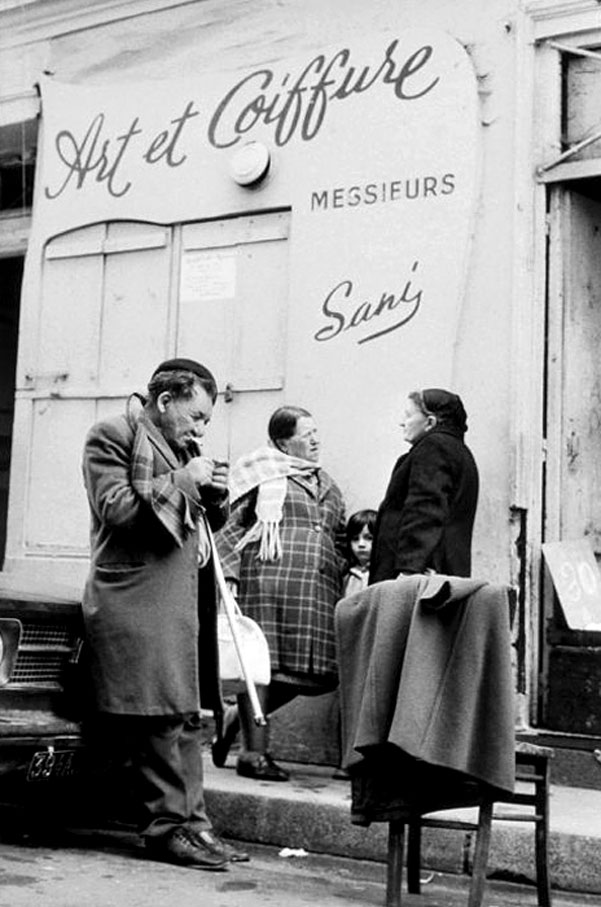 35. Salon Art et coiffure, 22, rue des Écouffes. À gauche, Mardochée Achour, surnommé « Maho », 1975.
