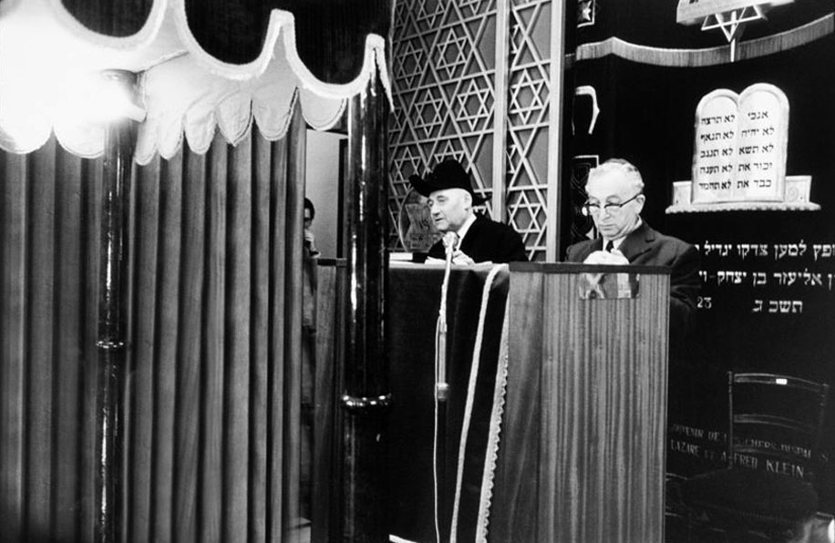 46. Célébration d’un mariage par le rabbin Charles Liché, Synagogue de la place des Vosges, 1975.