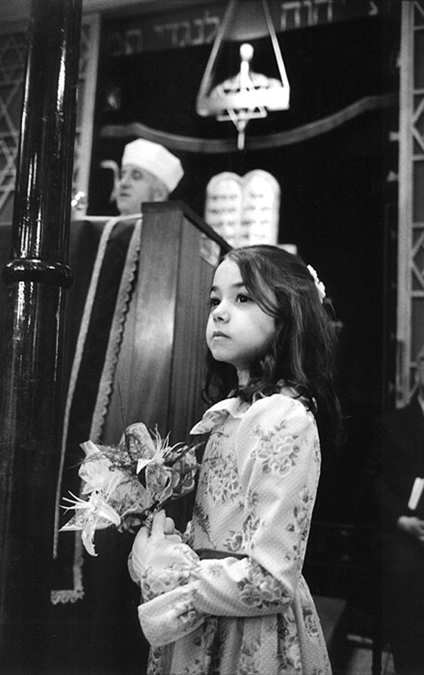 47. Portrait. Célébration d’un mariage par le rabbin Charles Liché, Synagogue de la place des Vosges, 1975.