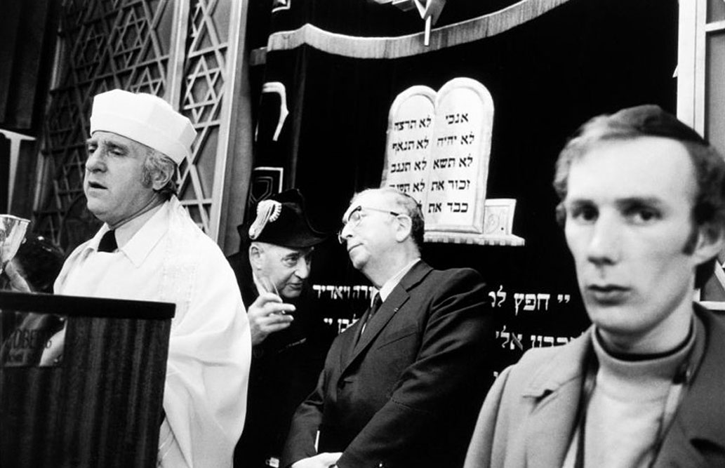 48. Célébration d’un mariage par le rabbin Charles Liché, Synagogue de la place des Vosges, 1975.