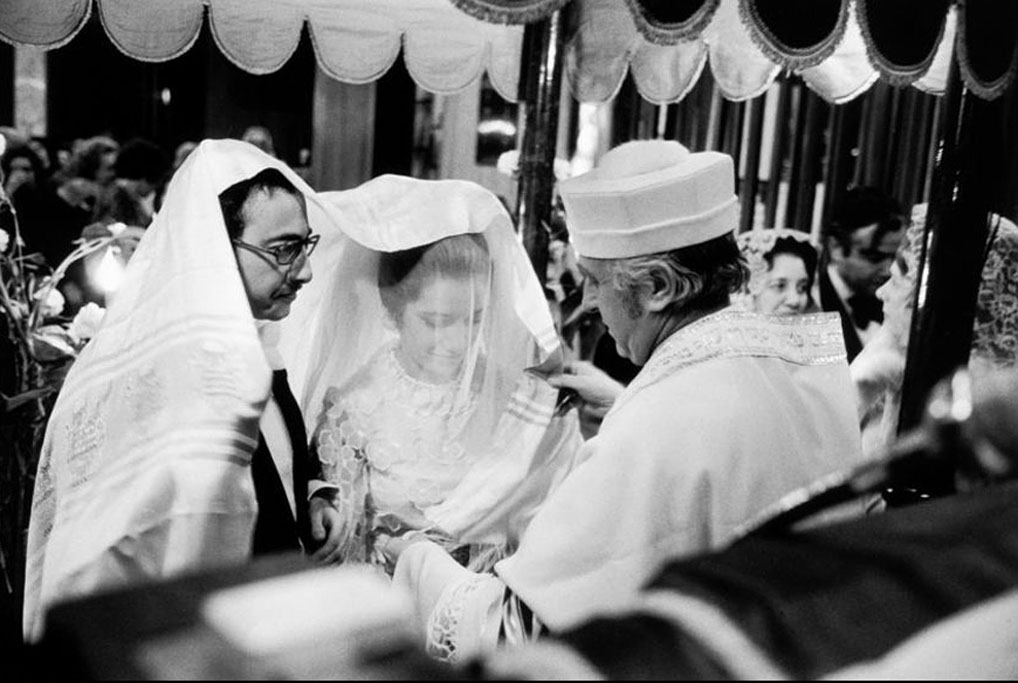 49. Célébration d’un mariage par le rabbin Charles Liché, Synagogue de la place des Vosges, 1975.