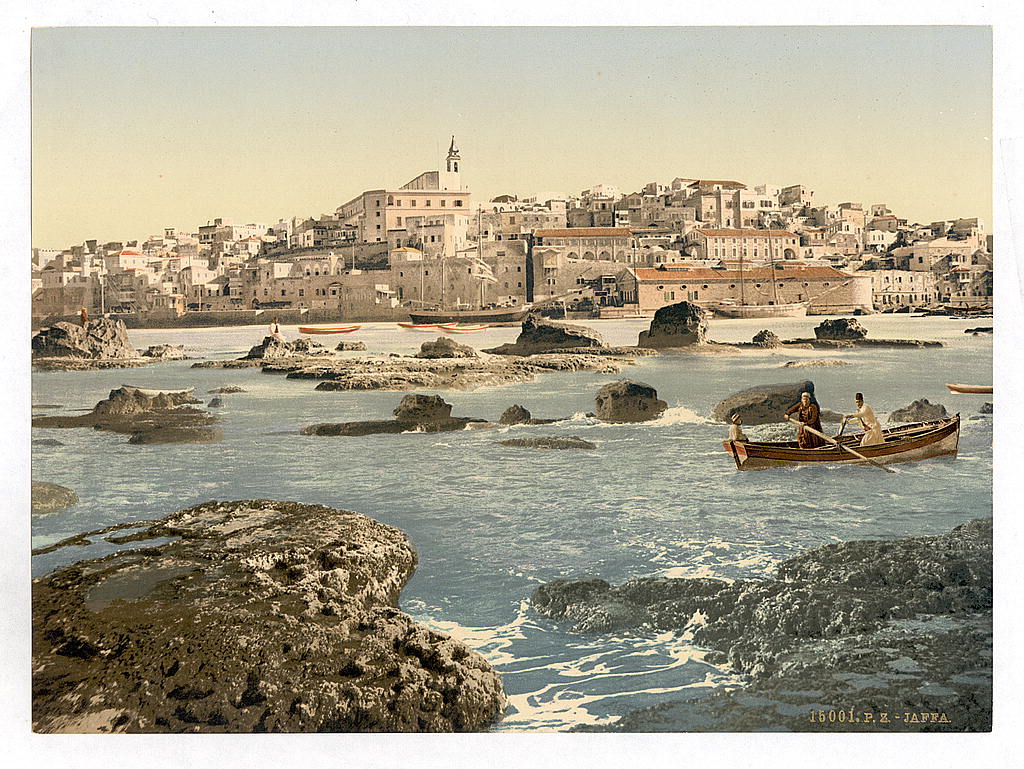 11. La ville de Jaffa (Yaffo) vue de la mer. Port principal d’Israël à l’époque. Elle est collée à Tel Aviv.