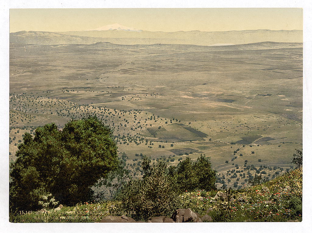 29. Vue panoramique de la Galilée , au nord d’Israël. En arrière plan, le Mont Hermon, recouvert de neige.