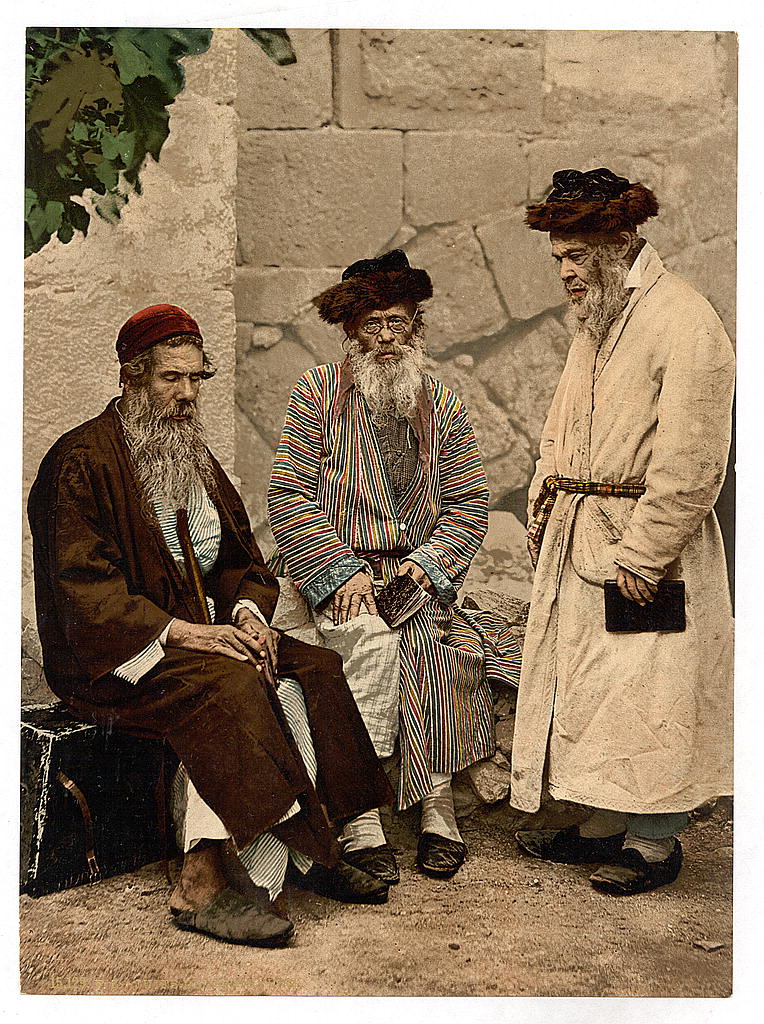 32. Des juifs rassemblés, des livres de prière à la main. On remarque leur pauvreté à leurs vêtements.