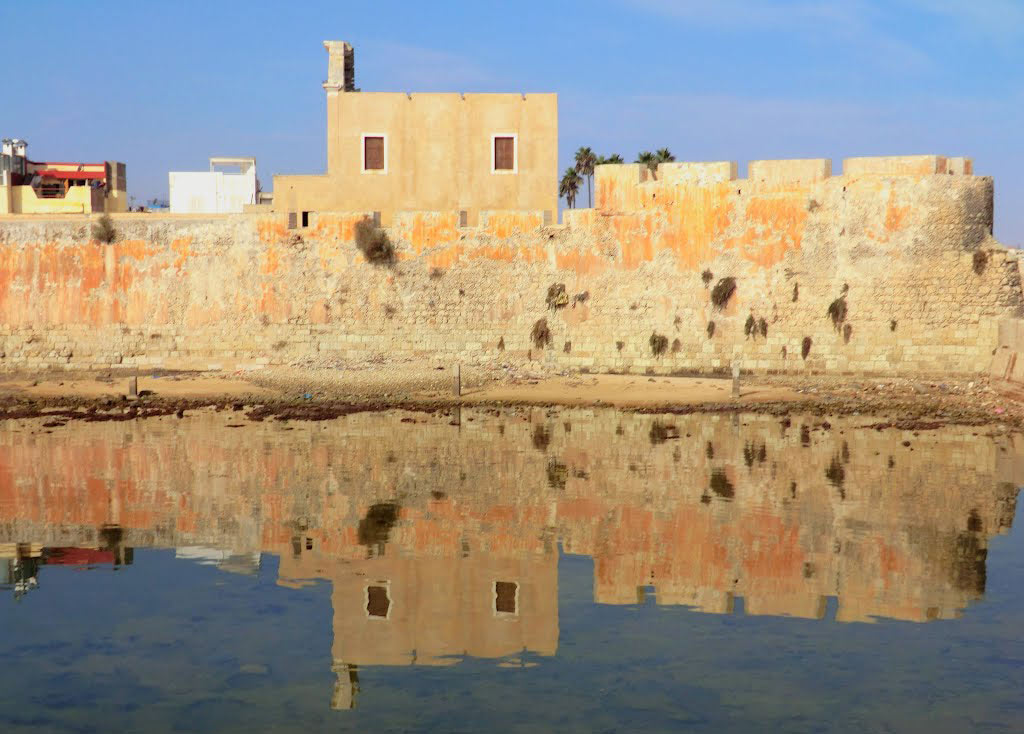 18. La synagogue d’El Jadida est située à proximité du bastion Saint-Sébastien, et est à l’heure actuelle en ruine.