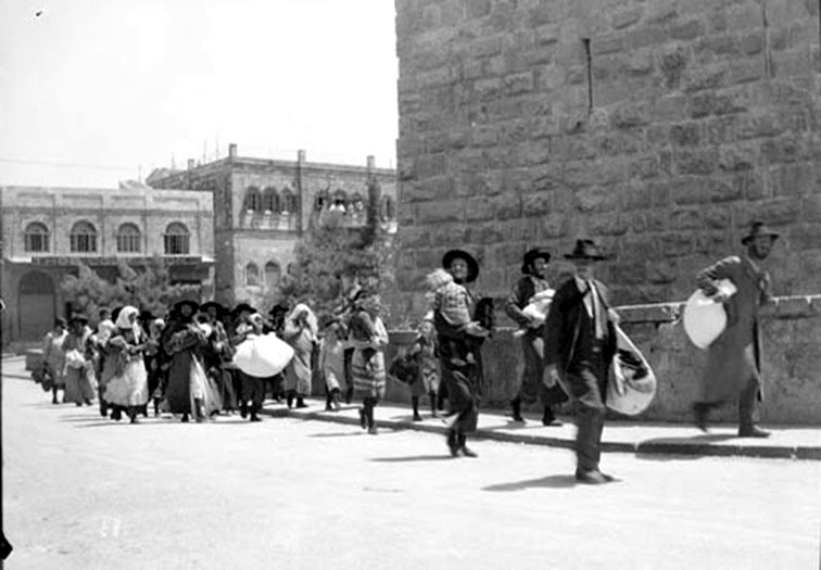 2. Juifs fuyant la vieille ville de Jérusalem après les pogroms arabes de 1929.