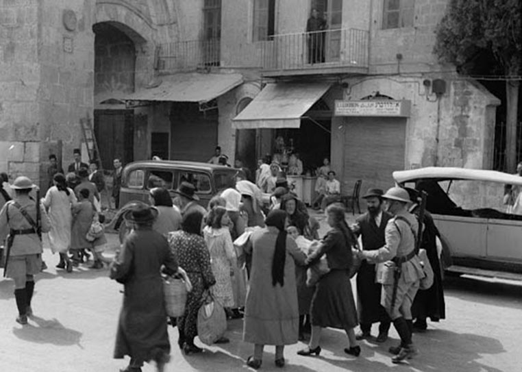 3. Juifs évacués de la vieille ville de Jérusalem pendant les émeutes arabes de 1936 contre les britanniques-les soldats...