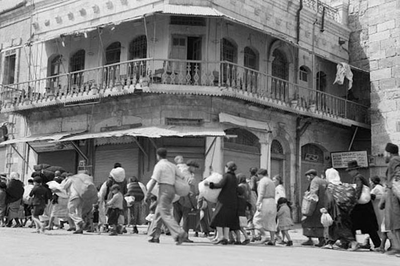 5. Juifs évacués de la Vieille Ville de Jérusalem pendant la révolte arabe de 1936 contre les britanniques.