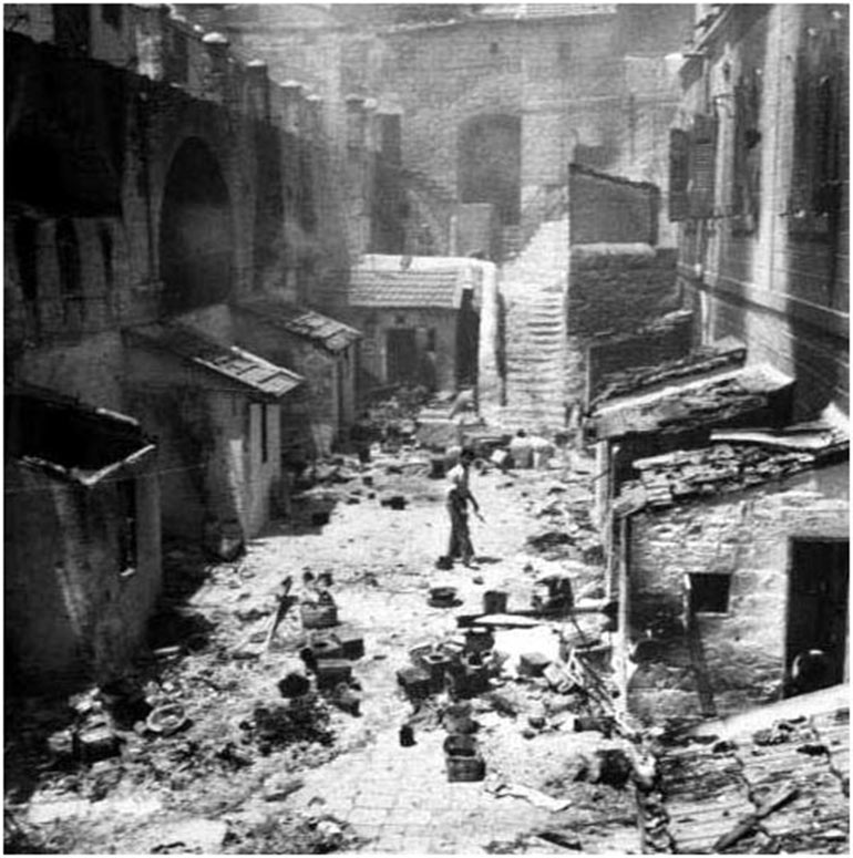 7. Une ruelle juive mise à sac par les arabes.