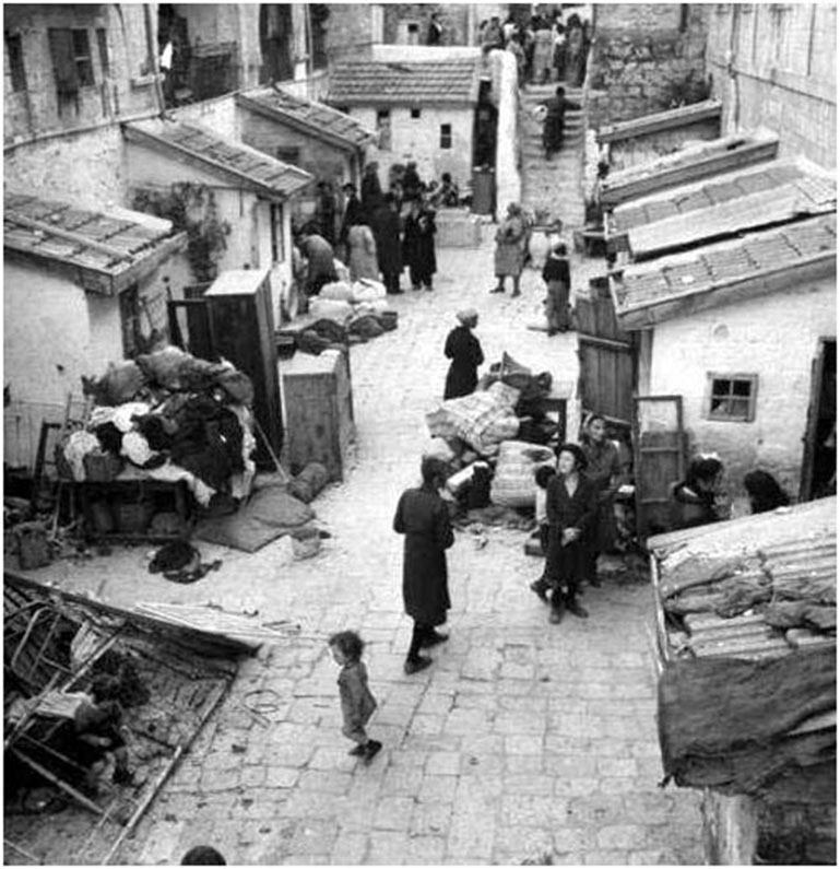 9. Familles juives attendant devant leurs maisons leur évacuation.