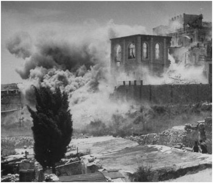 12. La destruction des quartiers juifs à la dynamite lors de l'annexion de Jérusalem par la Légion.