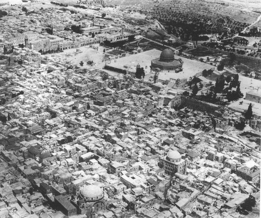 14. Vue du ciel de l'ensemble du quartier juif jouxtant le Kotel en 1942.