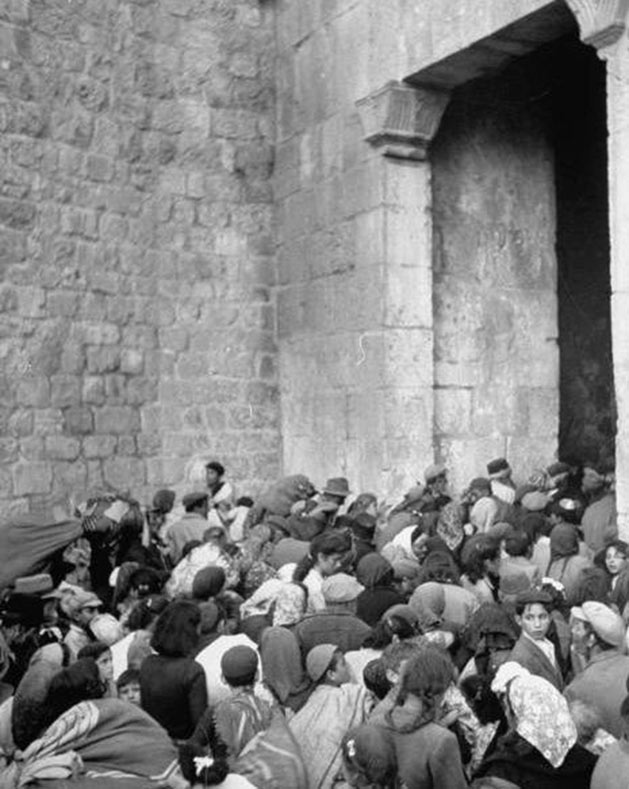 17. Les destructions causées par les troupes arabes provoquent la fuite des Juifs de Jérusalem par la Porte de Sion.