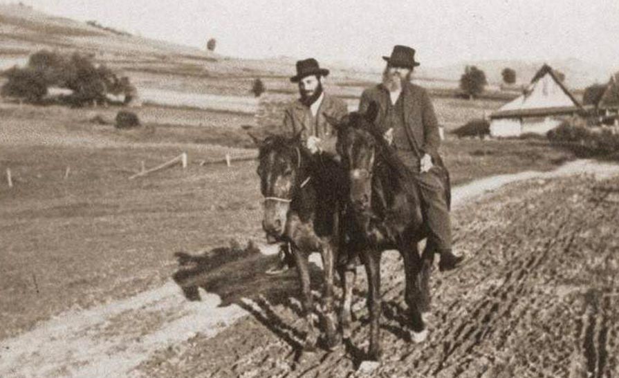 2. Fermiers juifs religieux en Rosachacz. Village dans les montagnes des Carpates.