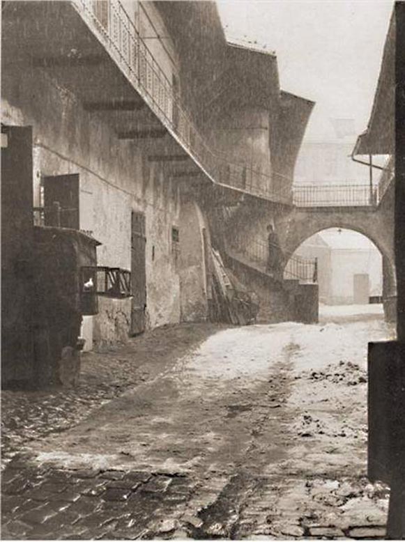 12. Entrée du vieux quartier juif de Cracovie, 1938. Quartier fondé il y a plus de 650 ans.