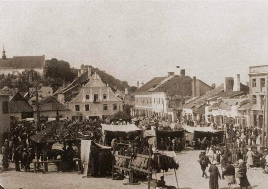 15. Vente de vêtements dans le marché de Kazimierz à Cracovie (en Yidish Kuzmir), 1920.