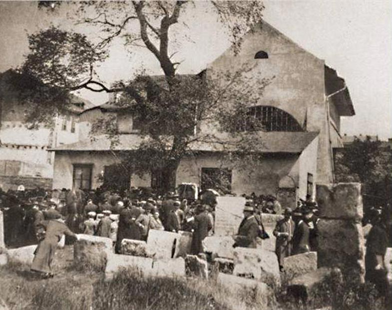 16. Prières sur le tombeau de Rama pendant Lag Ba'omèr, le jour de son décès. Le Rama est le grand décisionnaire ashkéna...