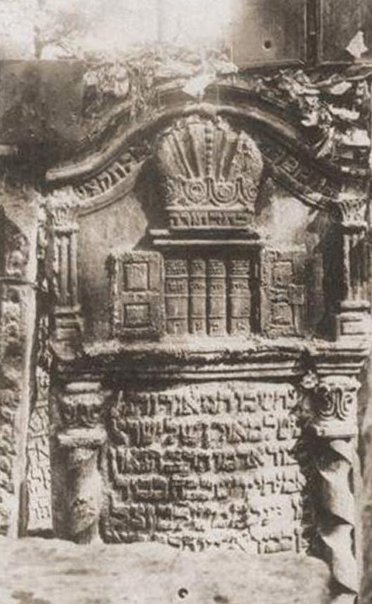 18. Tombeau de Rabbi Yaacov Méshulam Ornstein (1775-1839) enterré dans le cimetière de Lowv. Il était l'un des plus émin...