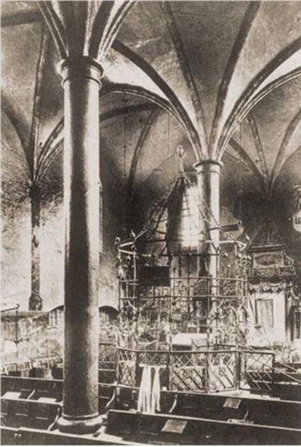 19. Intérieur de l'antique synagogue de Kazimierz construite vers la fin du 14ième siècle à Cracovie.
