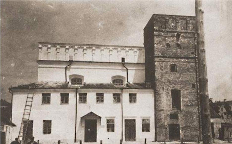 20. Vue extérieure de la forteresse de la synagogue de la ville de Luck. Construite au 17ième siècle pour défendre les j...