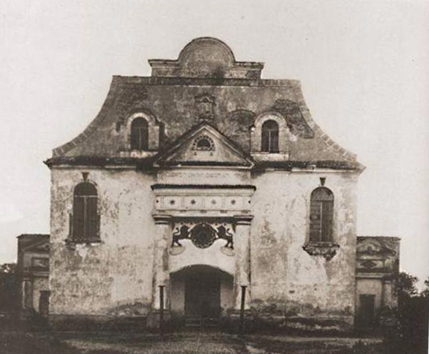 21. Vue extérieure de la synagogue de la ville de Orla. Elle fut à l'origine une église vendue à la communauté juive en...