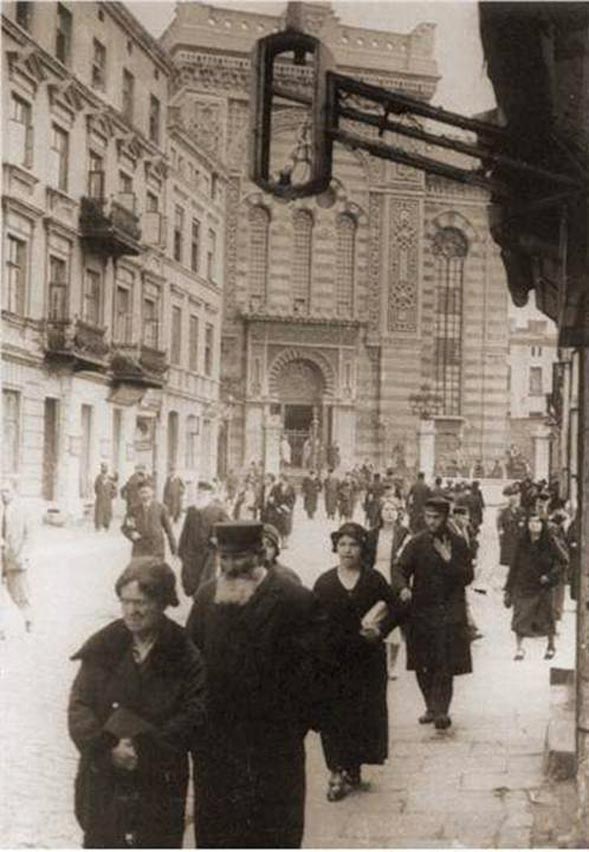 24. Vue de la grande synagogue de Lodtz détruite par les nazis.